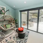 Bounty Boutique On The Lakes *