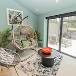 Bounty Boutique On The Lakes *